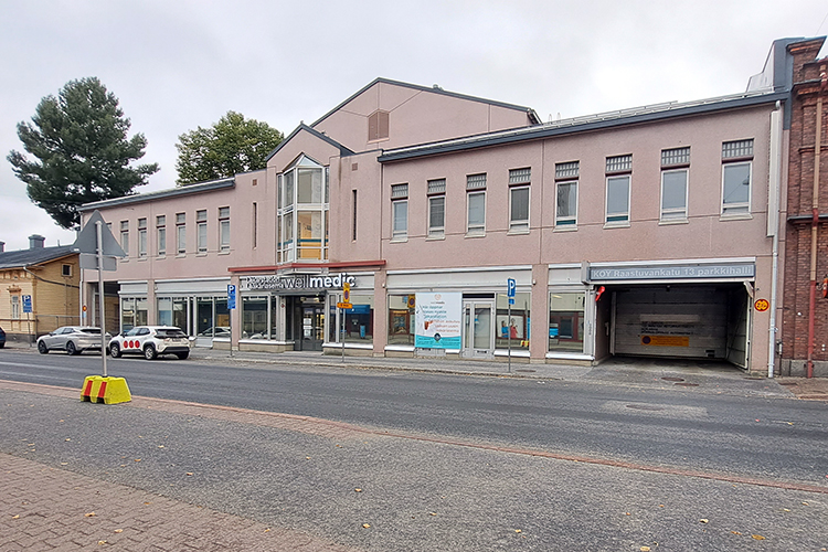 Raastuvankatu 13 Vaaleanpunainen kaksikerroksinen talo katdun varrella.