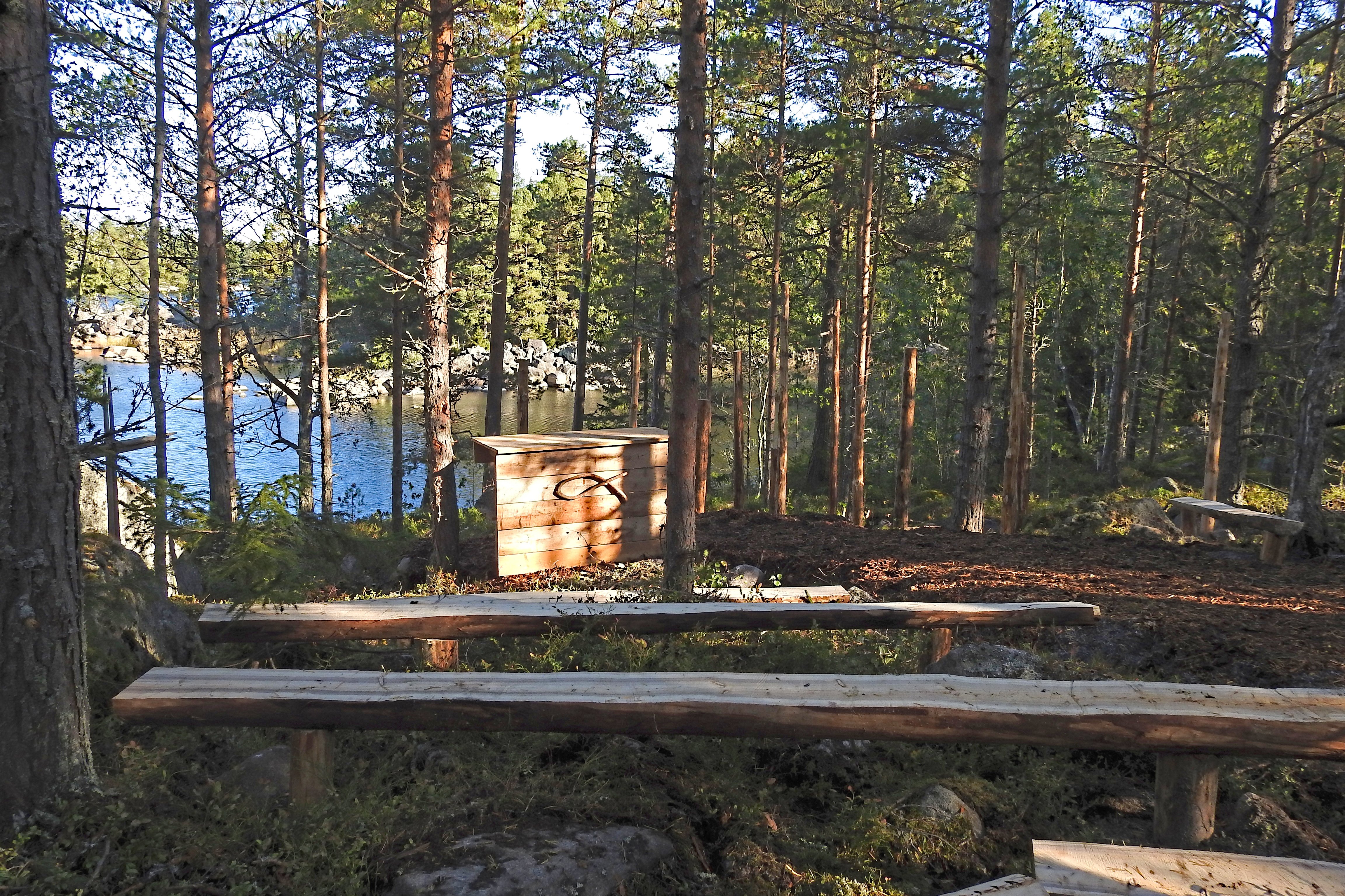 Pyhiinvaeltajankirkko ja -polku kirkkosali ja alttaritaulu, meri taustalla ympärillä metsää