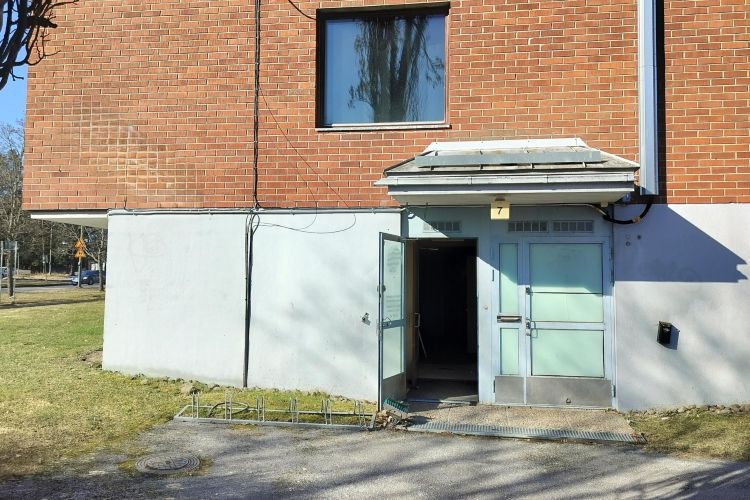 Kerrostalon pääty katutasolla.