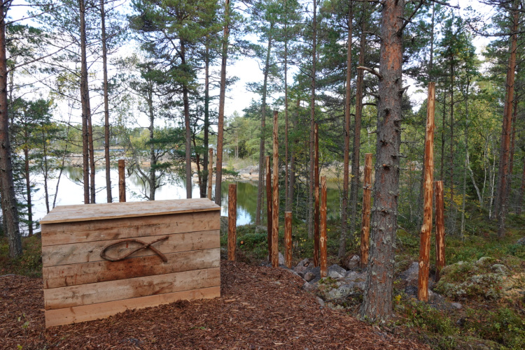 Pyöräretki Pyhiinvaeltajankirkkoon Alttari metsän keskellä