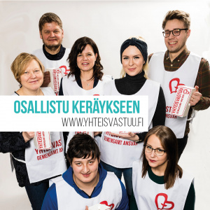 ihmisiä keräyslippaat käsissä