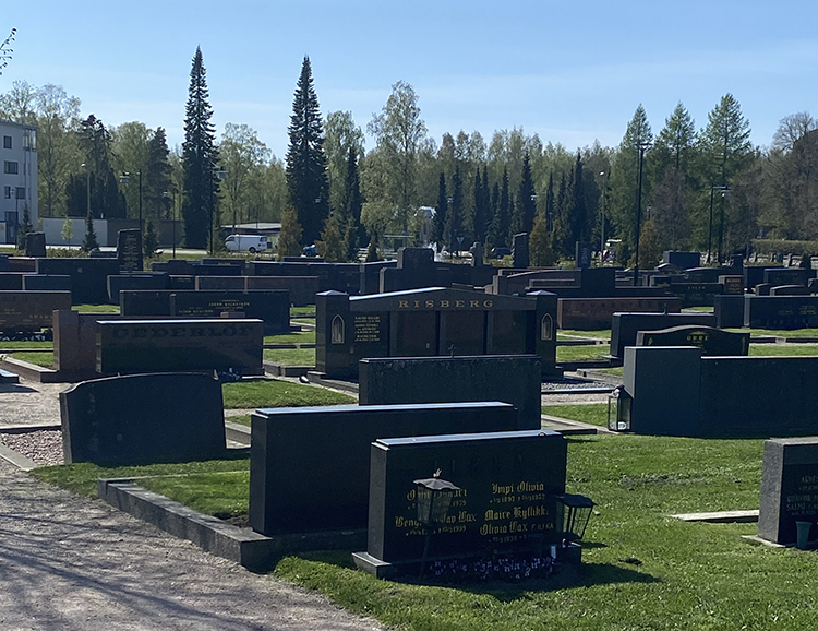 hautakivirivistö Uudella hautausmaalla Vaasassa