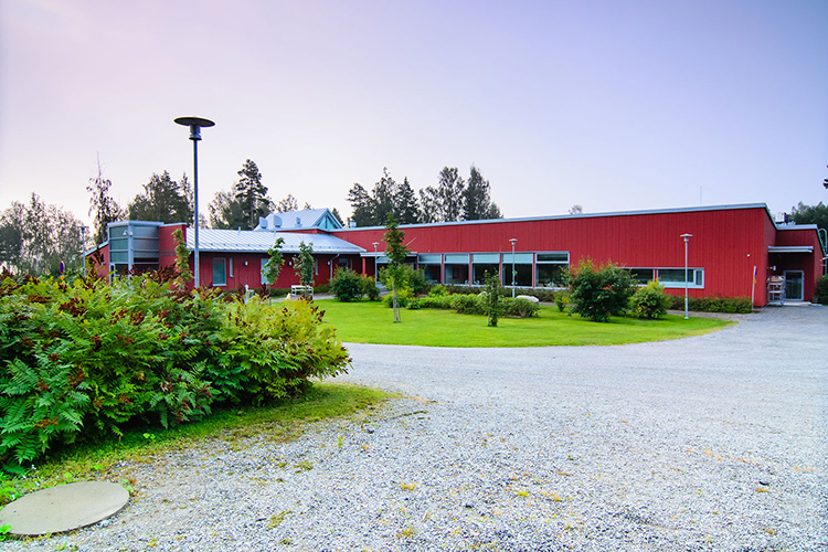 Österhankmon leirikeskus Iso punainen puurakennus