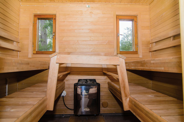 Österhankmon leirikeskuksen saunarakennuksen sauna.