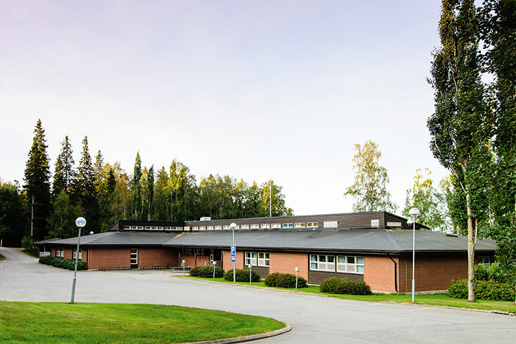 Lepikon leirikeskus Iso matala punainen tiilirakennus