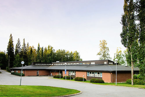 Lepikon leirikeskus Iso matala punainen tiilirakennus