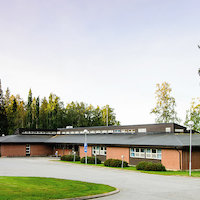 Lepikon leirikeskus Iso matala punainen tiilirakennus