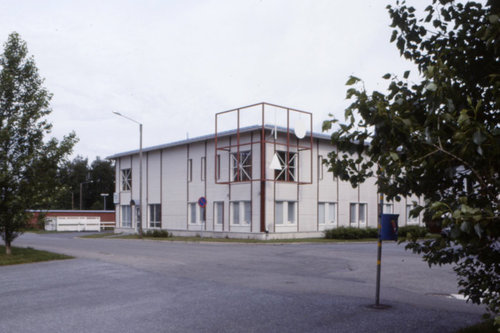 Suvilahden seurakuntakoti Kaksikerroksinen valkoinen rakennus jonka ylänurkassa punainen metallirakennelma