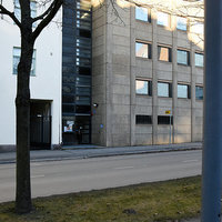 Vaasanpuistikko 3 E Harmaa kerrostalos kadun vieressä.
