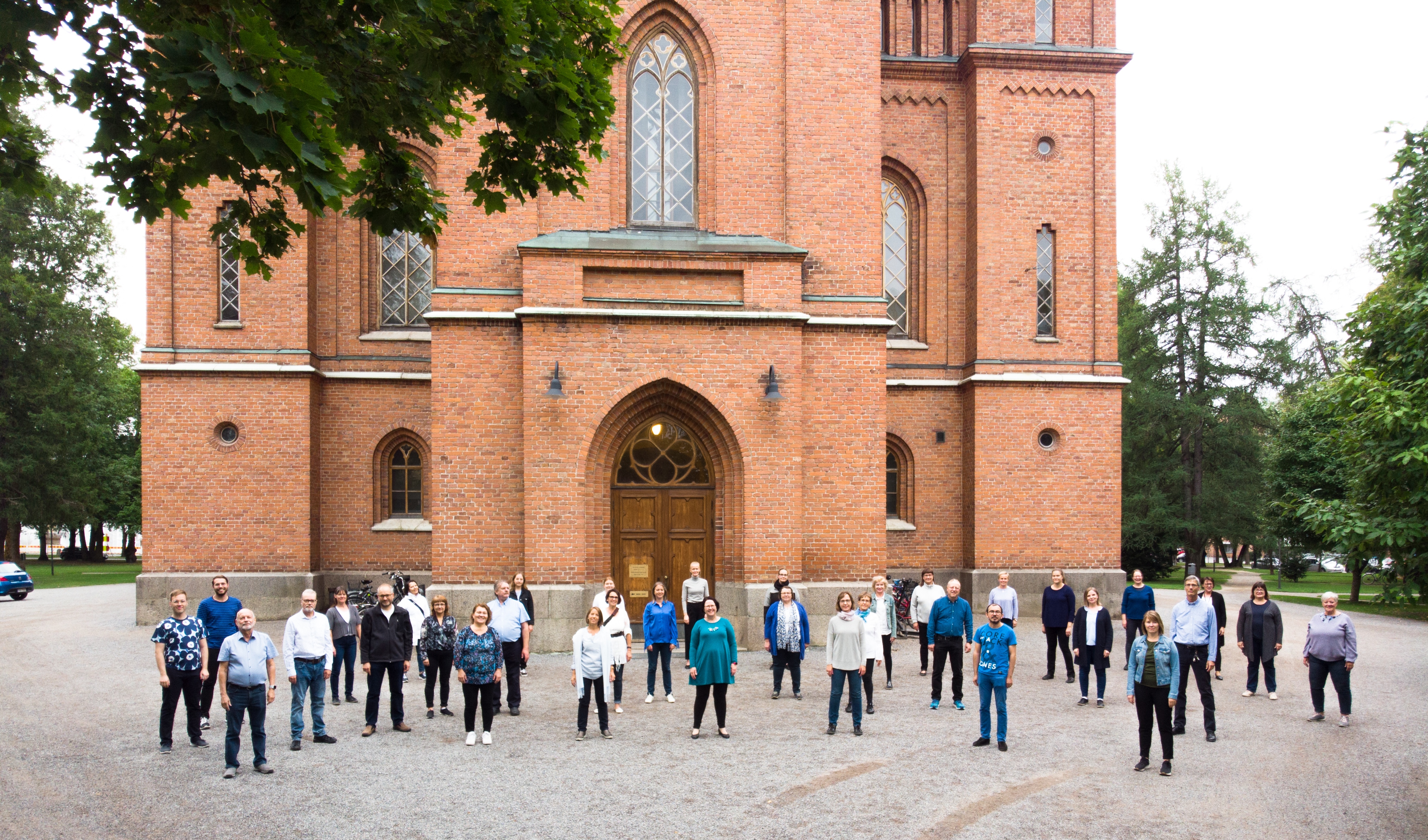 Kamarikuoron jäsenet seisovat Vaasan kirkon edessä