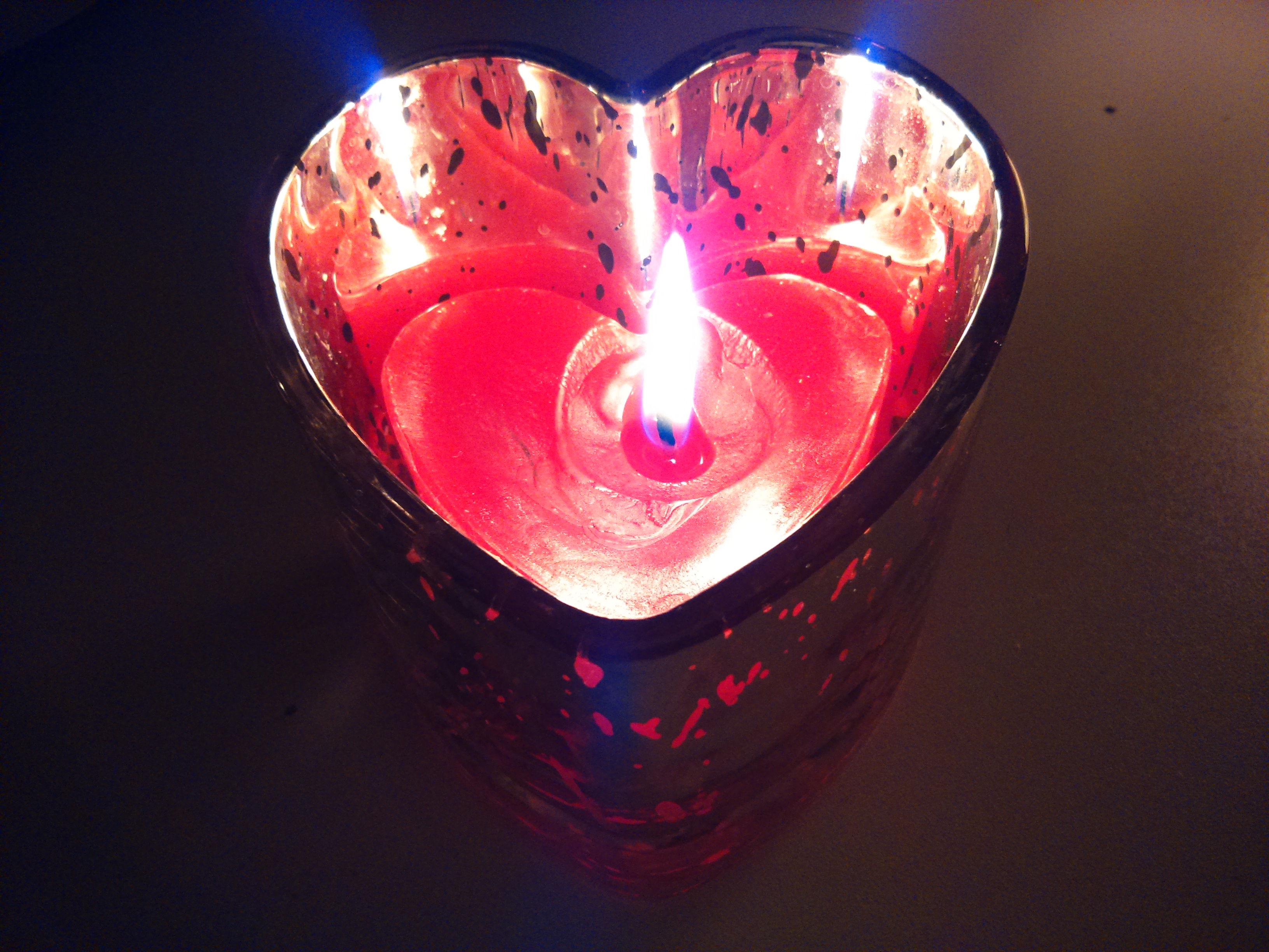 Sydämenmuotoinen palava kynttilä