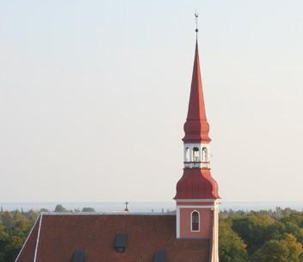 Eliisabetin seurakunnan kirkontorni taivasta vasten kuvattuna.