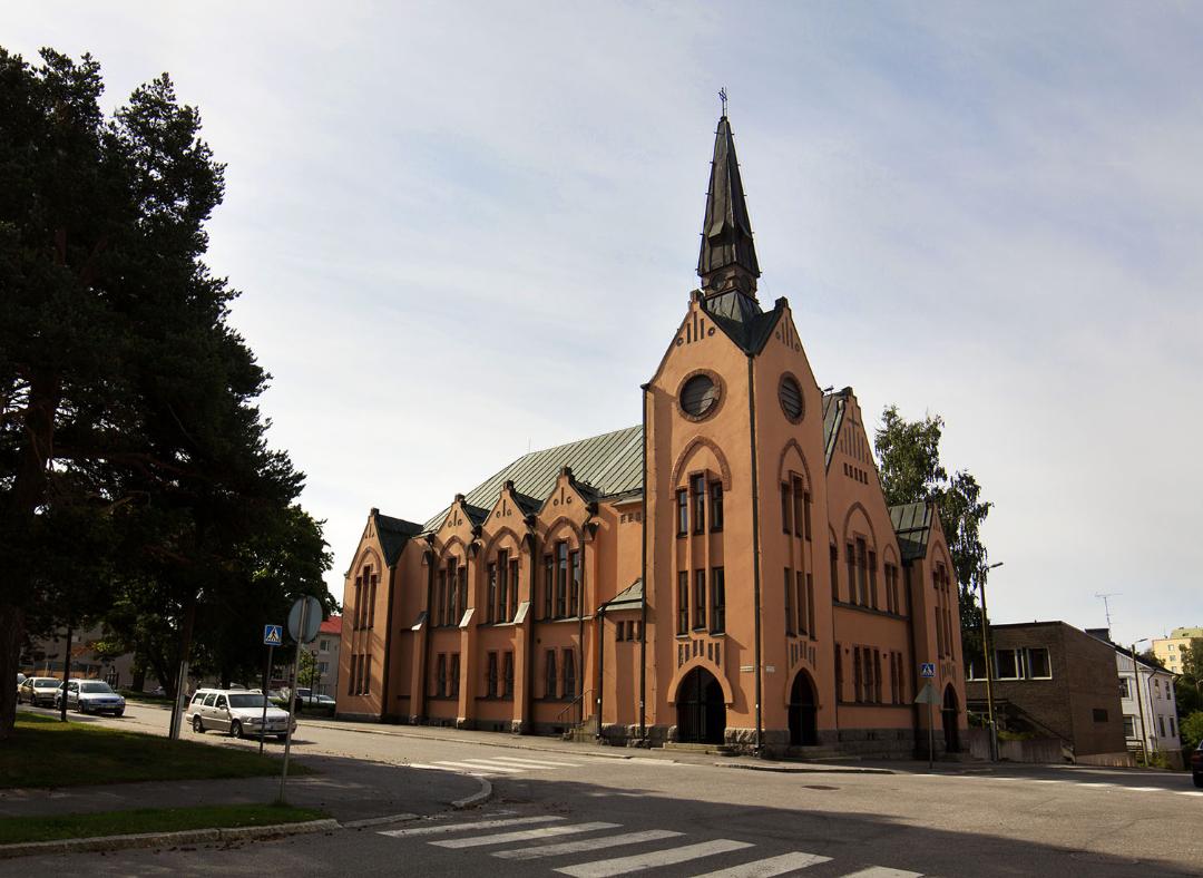 Palosaaren kirkko ja takaa näkyy Palosaaren seurakuntatalo.