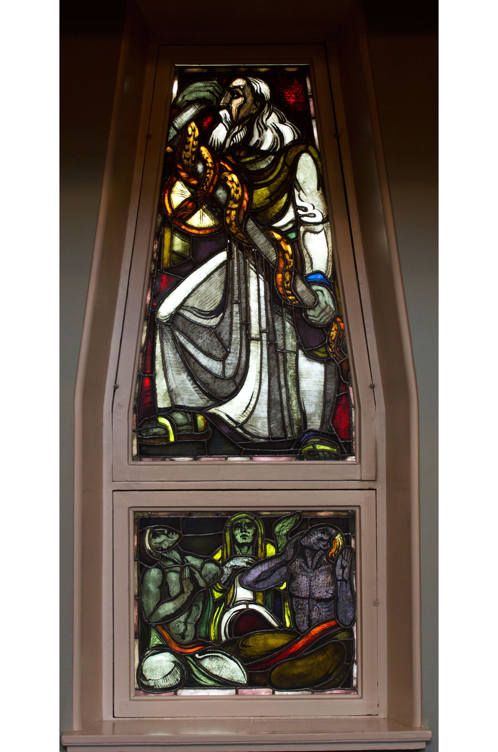 Lennart Segerstrålen lasimaalaus. Mooses ja vaskikäärme erämaassa, Käärmeenpiston saneet epäjumalanpalvelijat