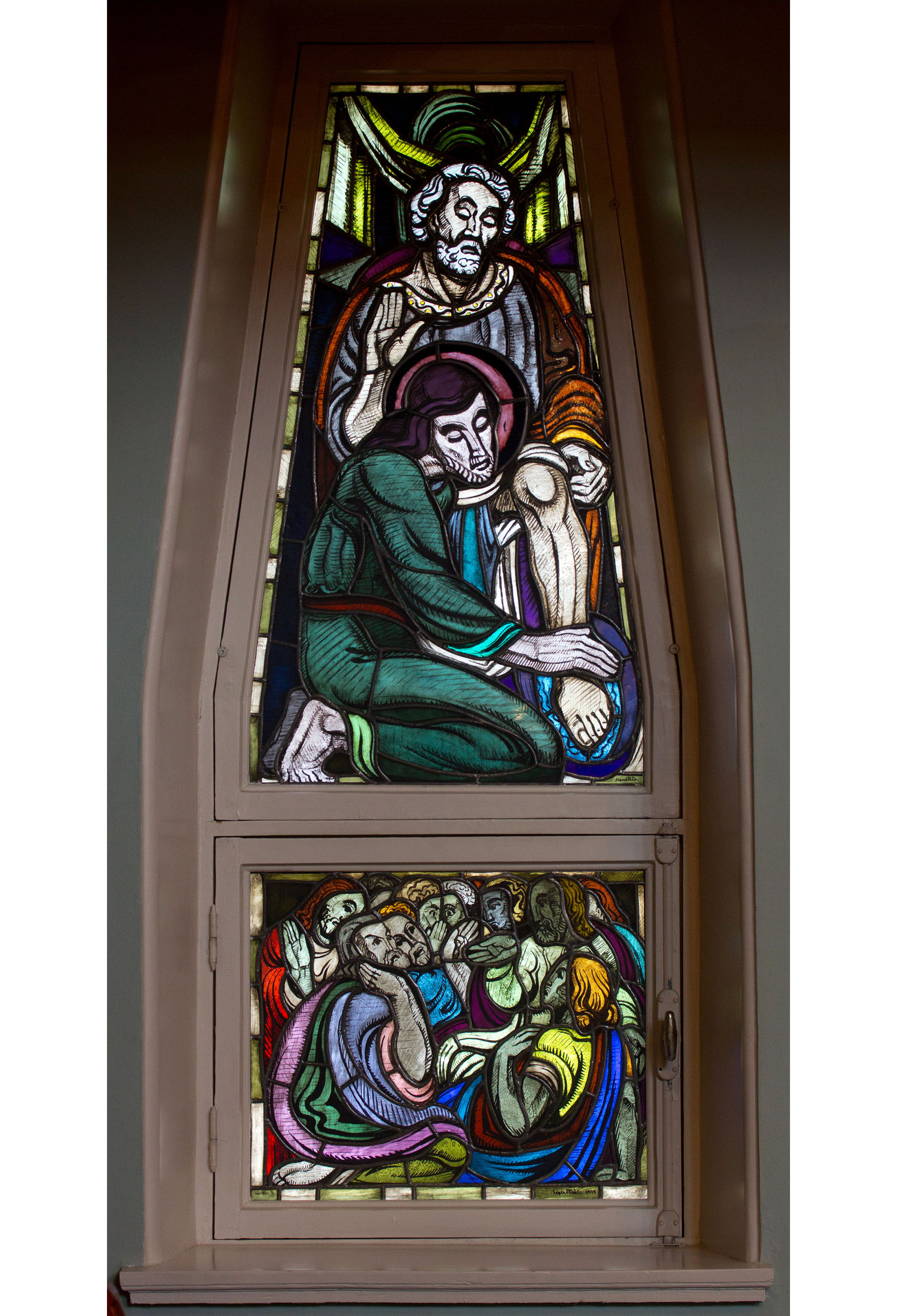 Lennart Segerstrålen lasimaalaus. Jeesus pesee opetuslasten jalat, Opetsulapset keskustelevat tapahtuneesta