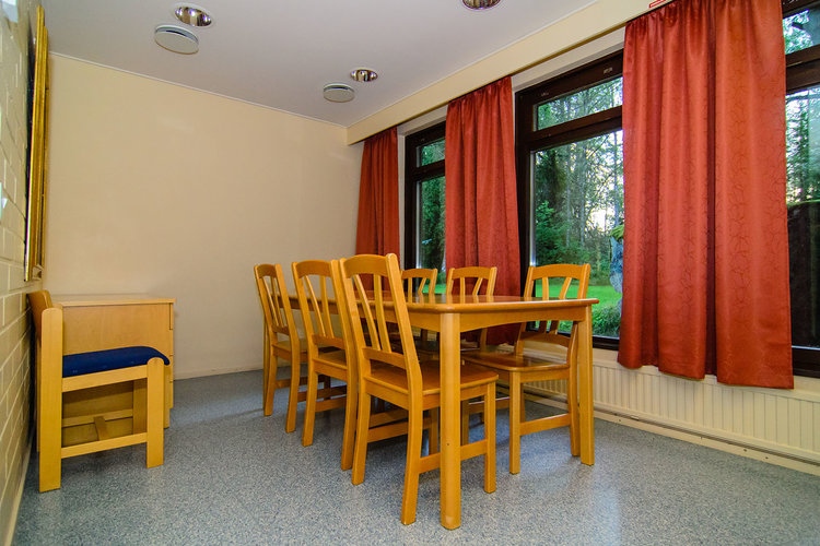 Avaa kuva isommaksi Alskathemmetin leirikeskuksen majoitusrakennuksen istuinryhmä