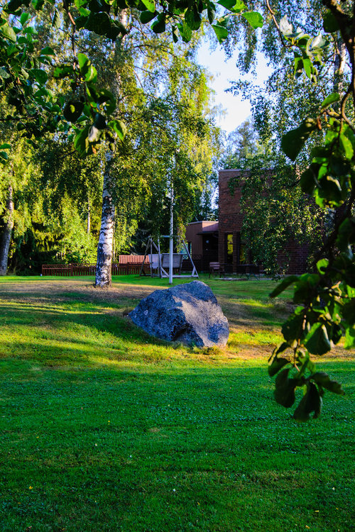 Avaa kuva isommaksi Alskathemmetin leirikeskuksen piha