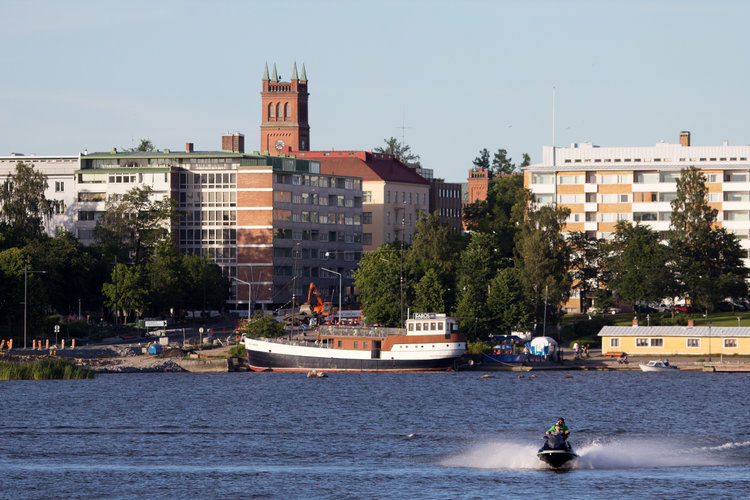 Vaasan kaupunki Vaskiluodosta kuvattuna. Horisontissa näkyy kerrostaloja ja Vaasan kirkon torni.