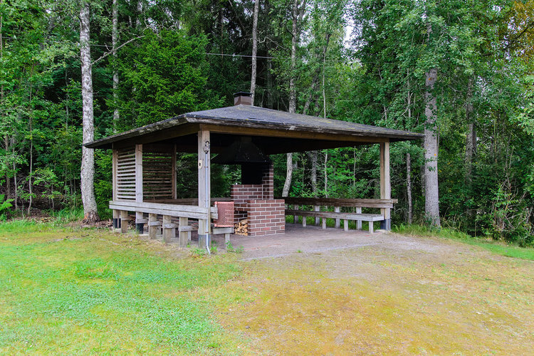 Avaa kuva isommaksi Lepikon leirikeskuksen grillauspaikka