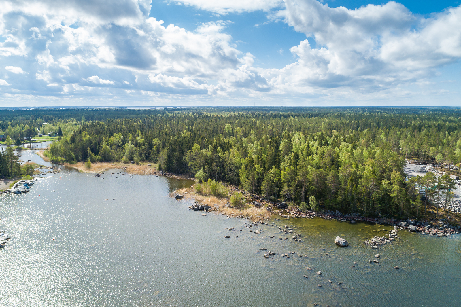 Myytäviä rantatontteja Köklotissa Ilmakuva saaristosta.
